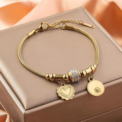 Gold-toned charm bracelet with adjustable gold shell charm and titanium steel cylindrical charm encrusted with stones Pattern Peach Heart