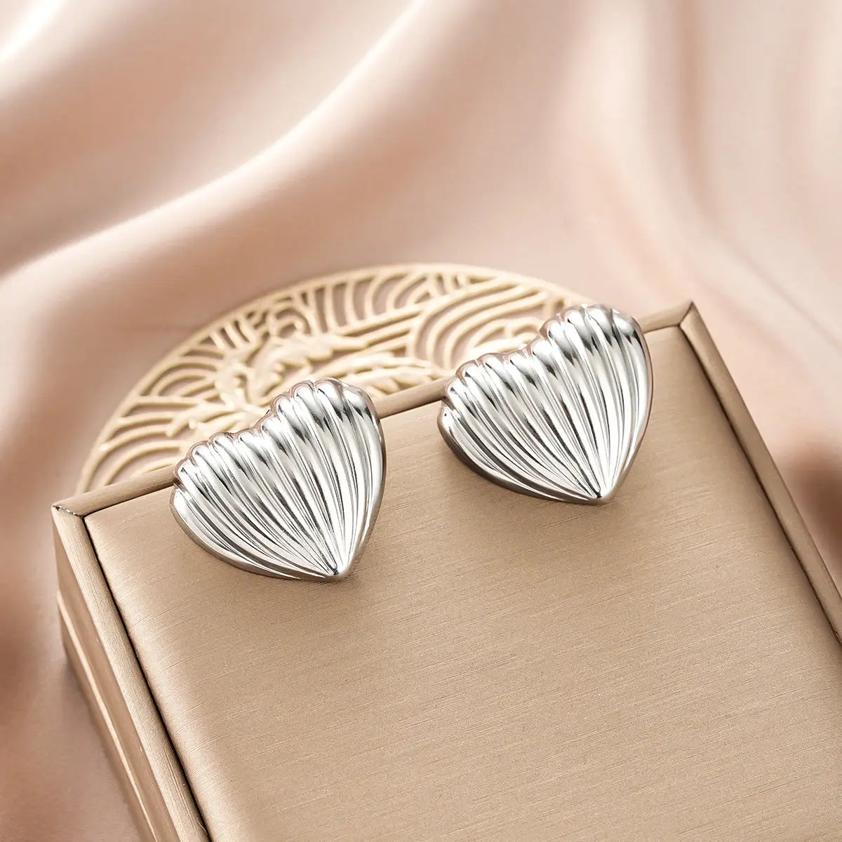 Silver heart-shaped shell earrings with ribbed texture from ins style gold fashion earring collection offering affordable luxury Style 21