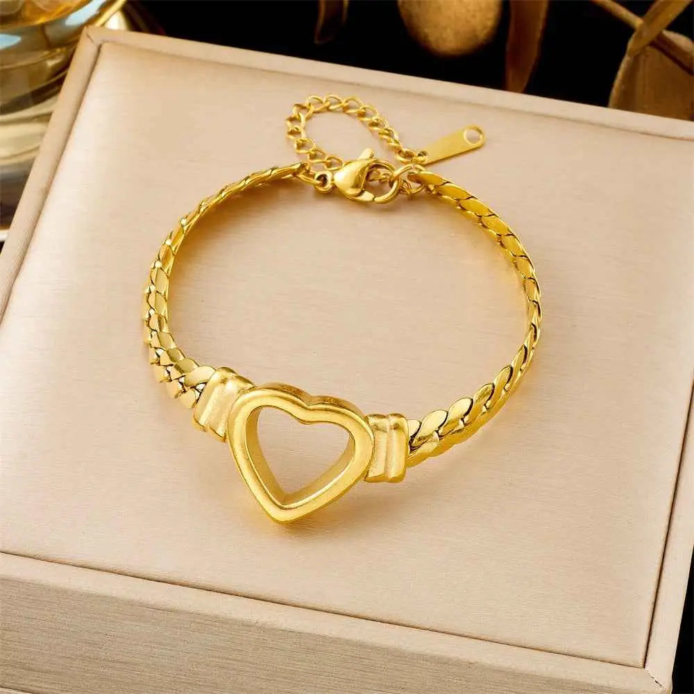 Trend Dens Gold bracelet with a heart-shaped clasp on a beige box 5266 Hollow Heart