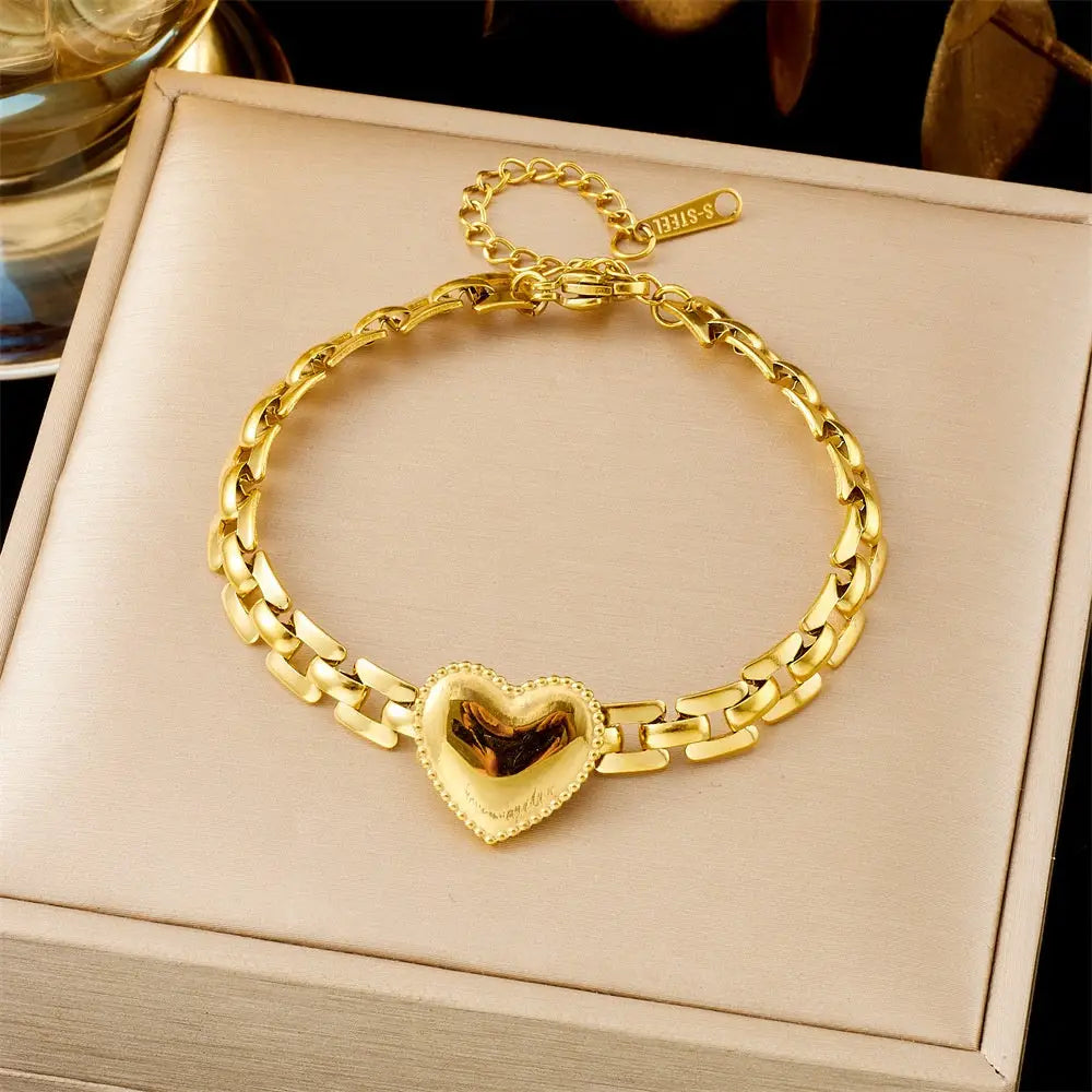 Trend Dens Gold bracelet with a heart charm on a beige box 543 Single Diamond