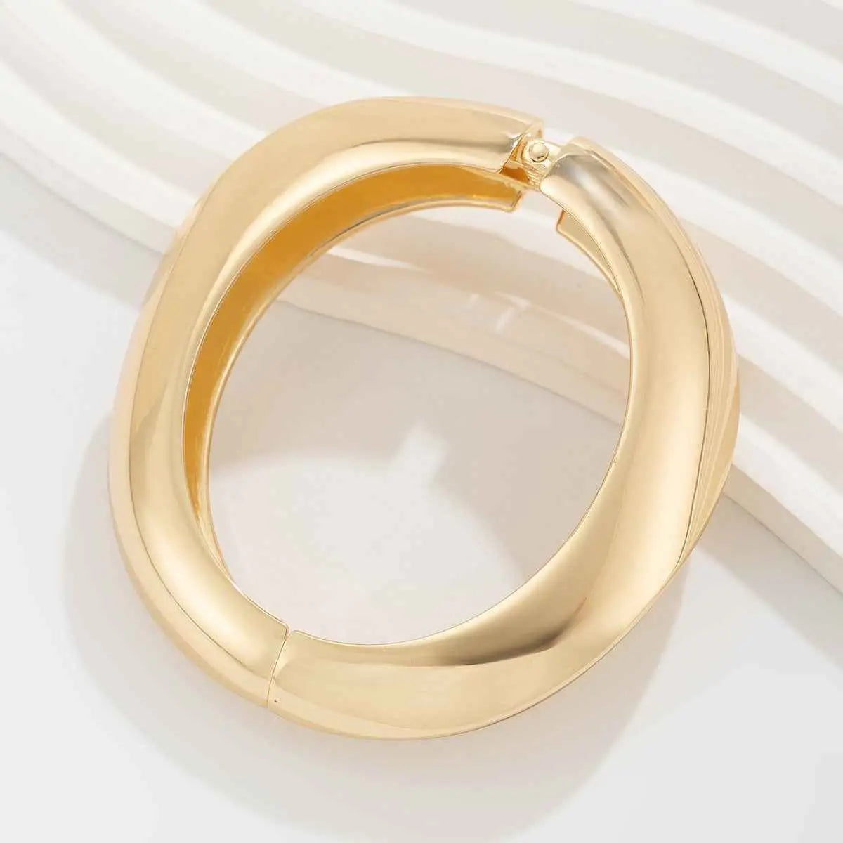 Sleek gold-toned modern bangle with smooth rounded design featuring marbled translucent resin from trend den Gold