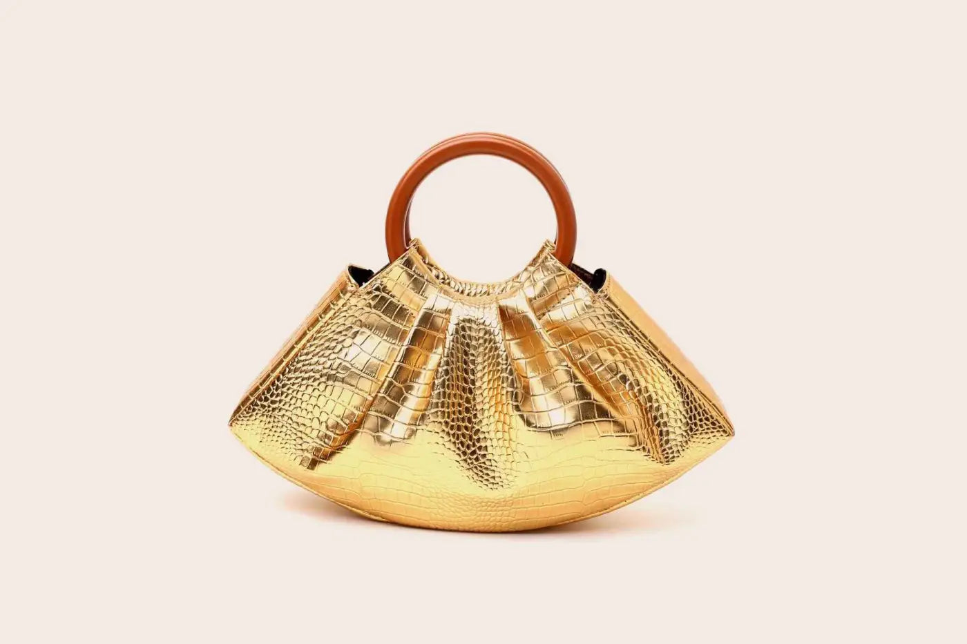 Gold crocodile-patterned pleated shell-shaped handbag with circular wooden handle from trend den collection Gold